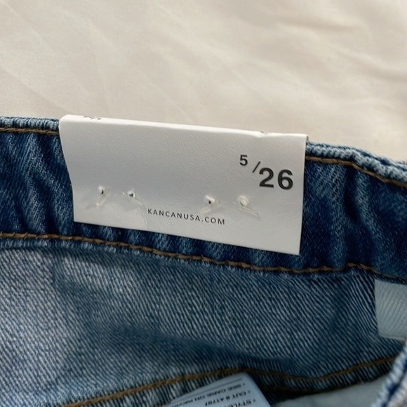 Nwt Kancan The Eleni Distressed Mom Jean Shorts Size 26 Medium Wash Denim — image 5 of 8